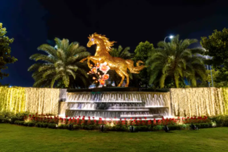 Nghệ nhân Đinh Văn Tâm tạo tác Ngựa Vàng 5m từ 150.000 mảnh alu tại sân bay Đà Nẵng