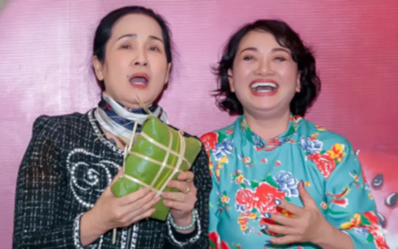 Nghệ sĩ Lan Hương hướng dẫn đồng nghiệp gói bánh chưng truyền thống