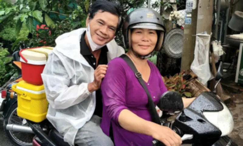 Nghệ sĩ Mai Trần tuổi 72 vẫn làm shipper phụ vợ mưu sinh giữa khó khăn sức khỏe