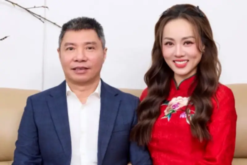 Nghệ sĩ đón Tết ấm cúng: Từ mâm cơm gia đình đến biệt thự triệu đô