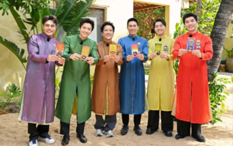 Nghệ sĩ Việt rộn ràng đón Tết Bính Ngọ: Từ Mỹ Tâm sên mứt đến Hồ Ngọc Hà diện áo dài đỏ