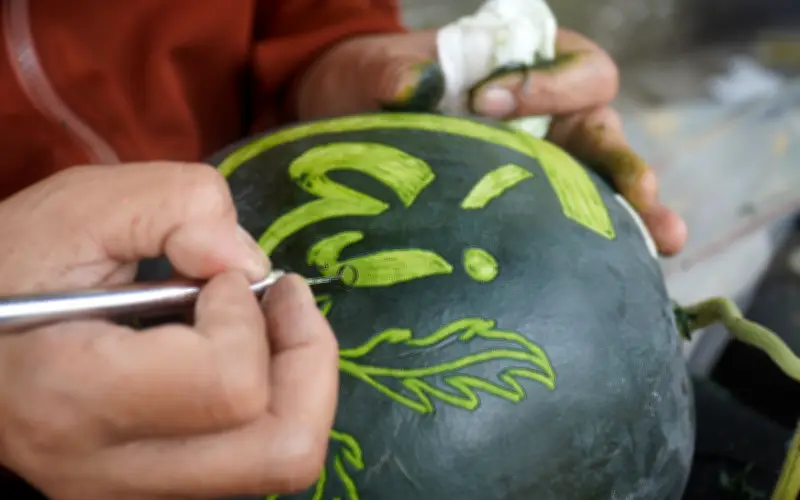 Nghệ thuật khắc dưa hấu Tết: Thu nhập 5 triệu đồng mỗi ngày từ đôi tay tài hoa