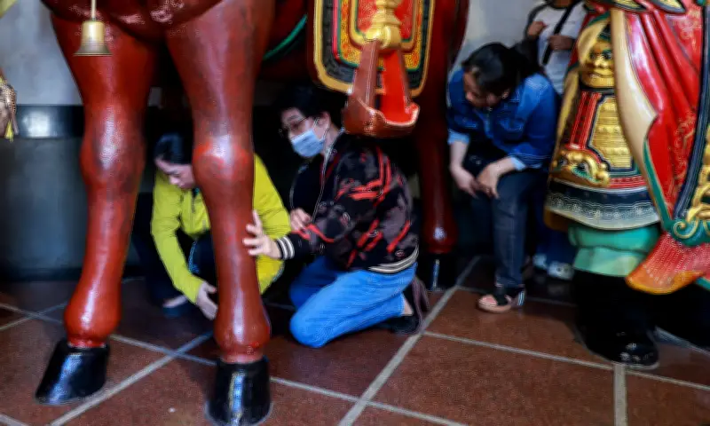 Nghi lễ chui tượng ngựa Xích thố cầu may mắn tại chùa Ông TP HCM dịp Tết