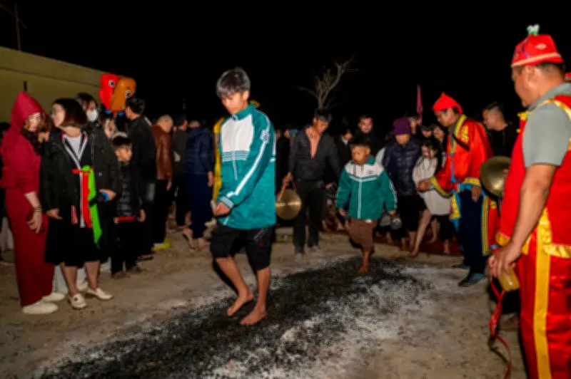 Nghi Lễ Lội Than Của Người Sán Dìu: Bản Sắc Văn Hóa Đậm Đà Tại Vân Đồn, Quảng Ninh