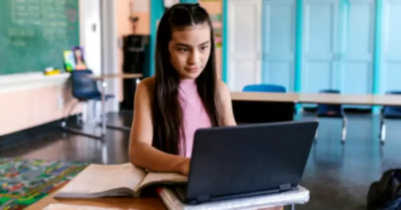 Nghiên cứu Mỹ: Hơn 50% học sinh dùng AI làm bài tập, phụ huynh ủng hộ nhưng lo ngại