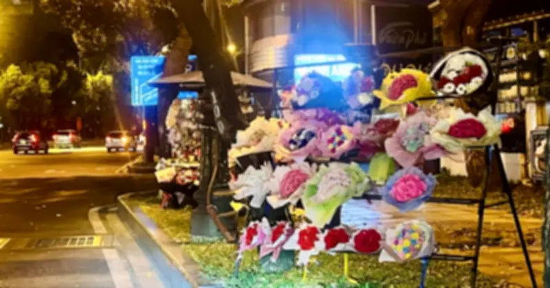 Người bán hoa giấy TP.HCM cô đơn giữa đêm Valentine trùng Tết