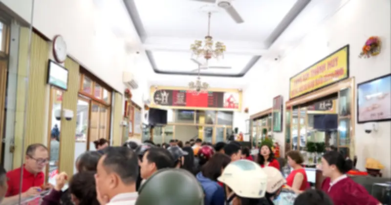 Người dân chen chân mua vàng Thần Tài tại Nghệ An, thị trường sôi động bất chấp giá cao
