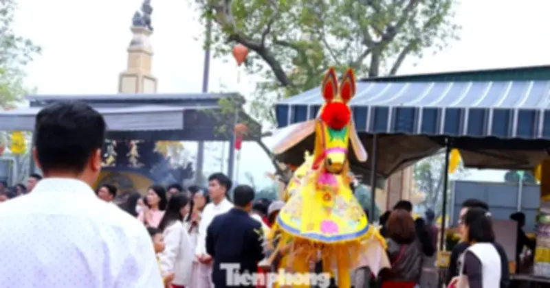 Người dân chi tiền triệu dâng ngựa giấy tại Đền Ông Hoàng Mười dịp Tết