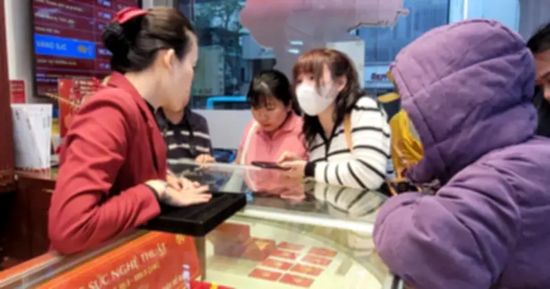 Người dân Hà Nội đội mưa mua vàng ngày vía Thần Tài dù giá neo cao