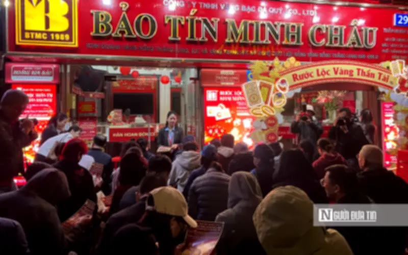 Người dân Hà Nội đội mưa xếp hàng từ đêm mua vàng, bạc ngày vía Thần Tài
