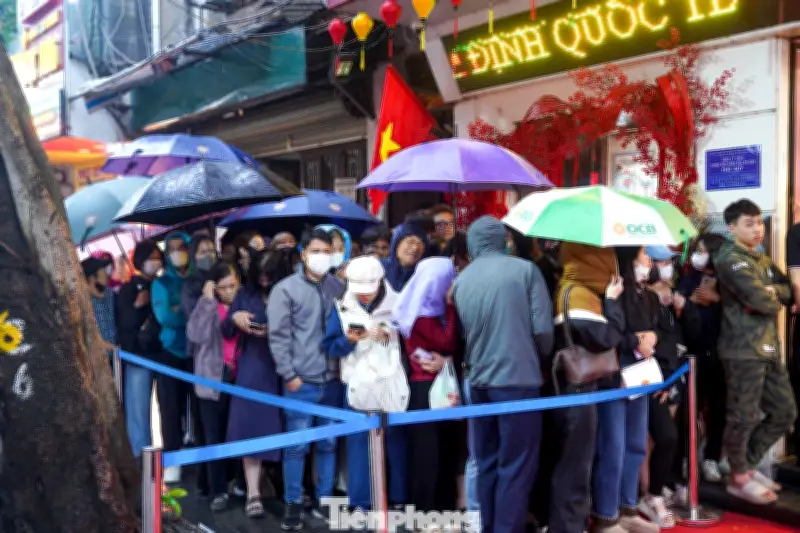 Người dân Hà Nội đội mưa xếp hàng từ sớm mua vàng, bạc ngày Vía Thần Tài