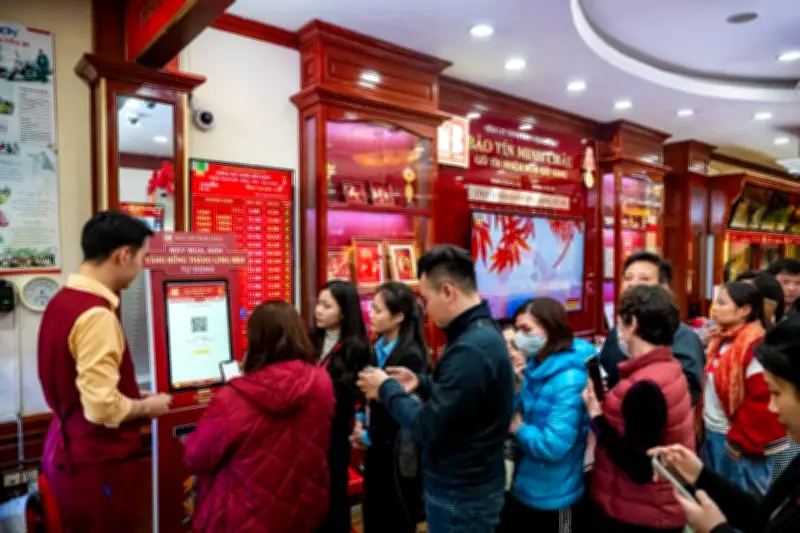 Người dân Hà Nội đổ xô mua vàng ngày vía Thần Tài, phố Trần Nhân Tông nhộn nhịp từ sáng sớm