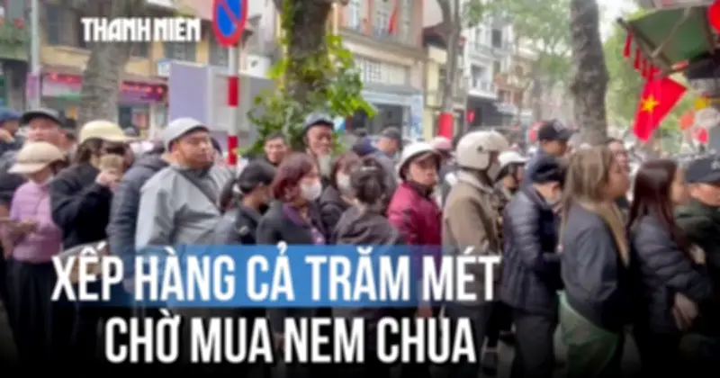 Người dân Hà Nội xếp hàng dài cả trăm mét chờ mua nem chua về ăn Tết