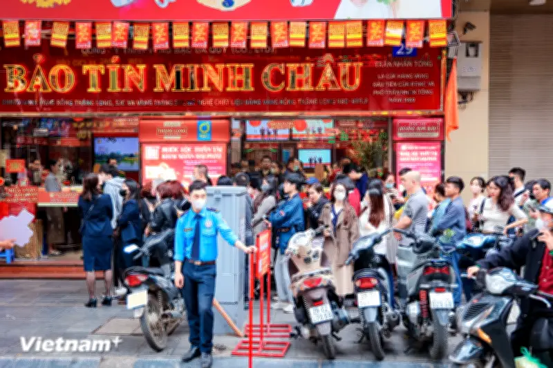 Người dân Hà Nội xếp hàng dài chờ mua vàng trong ngày đầu năm mới