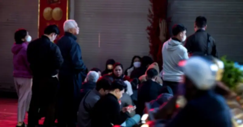 Người dân Hà Nội xếp hàng từ 3h sáng mua vàng cầu may trước ngày vía Thần Tài