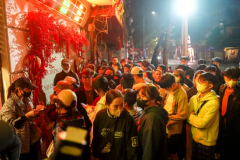 Người dân Hà Nội xếp hàng xuyên đêm mua vàng ngày Vía Thần Tài