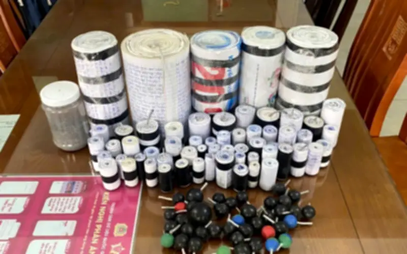 Người dân Đại Lộc tự nguyện giao nộp hàng trăm viên pháo tự chế, pháo bi