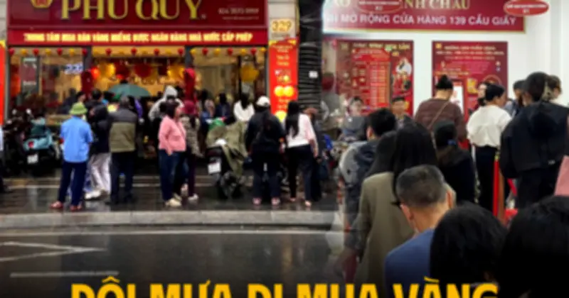 Người dân đội mưa mua vàng trước ngày vía Thần Tài, tiệm vàng nhộn nhịp tại Hà Nội