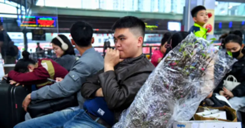 Người dân lĩnh kinh hành lý rời thủ đô ngày làm việc cuối cùng của năm Ất Tỵ