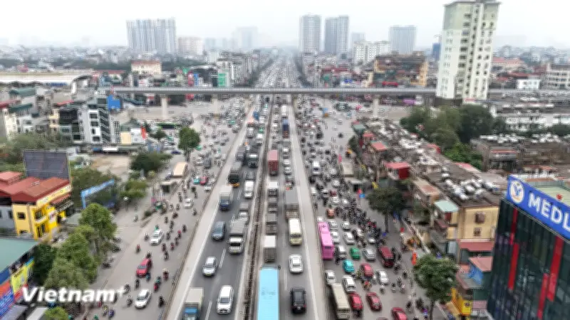 Người dân ùn ùn rời thủ đô về quê ăn Tết Bính Ngọ