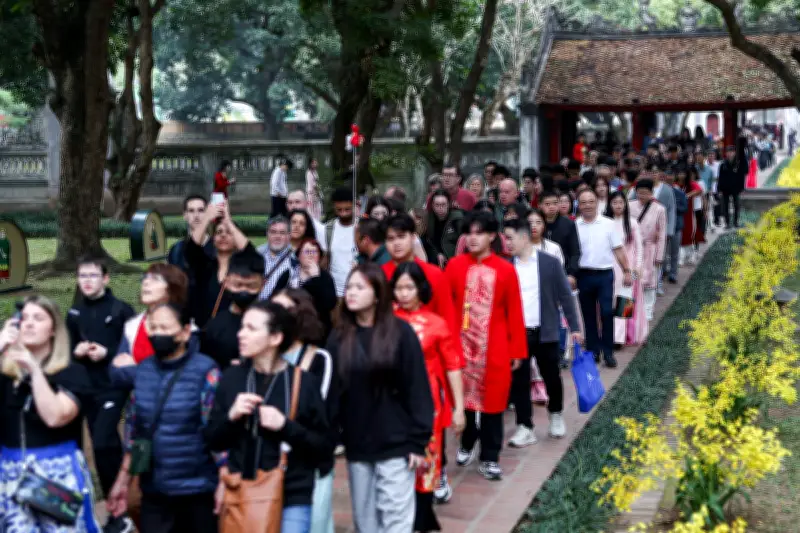 Người dân nườm nượp đội mưa về Văn Miếu xin chữ đầu năm mới