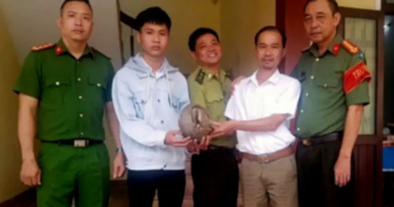 Người dân Đà Nẵng tự nguyện giao nộp tê tê quý hiếm để thả về rừng