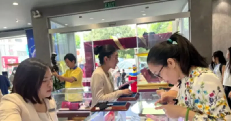 Người dân Sài Gòn nhộn nhịp mua vàng cầu may trong ngày Vía Thần Tài