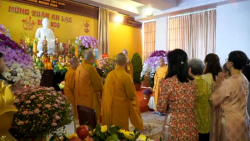 Người dân Sài Gòn đổ về chùa đầu năm tìm sự bình yên trong tâm hồn