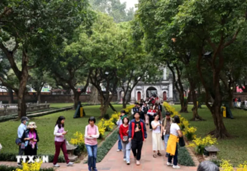 Người dân Thủ đô và du khách nô nức du xuân ngày đầu năm Bính Ngọ