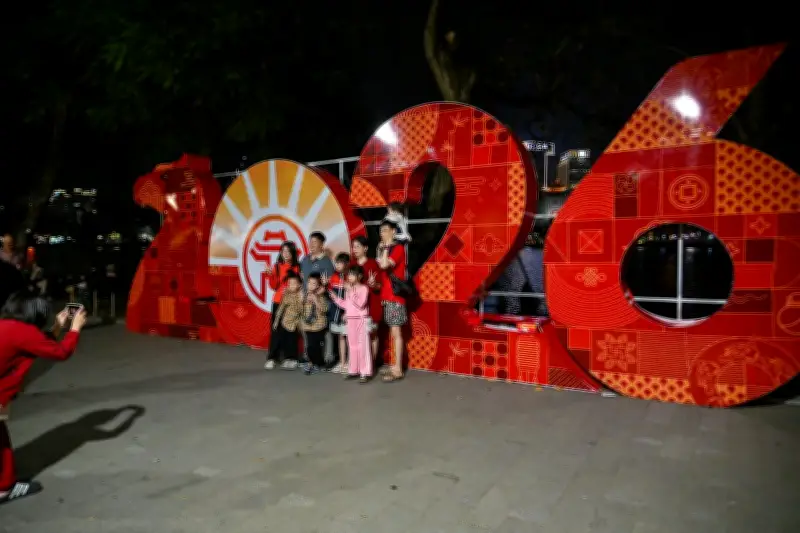 Người dân Thủ đô và du khách quốc tế hân hoan đón giao thừa Tết Bính Ngọ 2026