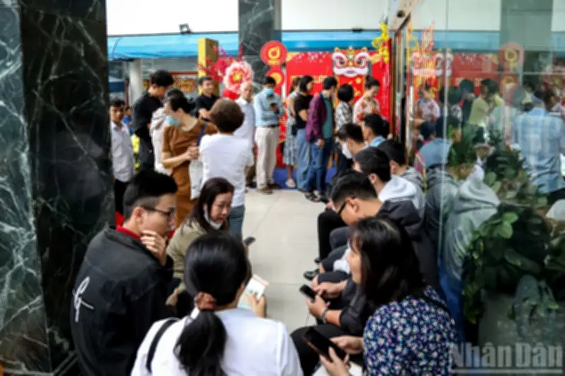 Người dân TP.HCM mua vàng mini cầu may ngày Thần Tài, xu hướng tiêu dùng thay đổi