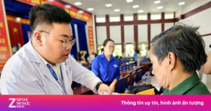 Người dân TP.HCM nhận khám bệnh miễn phí và thẻ BHYT trước Tết