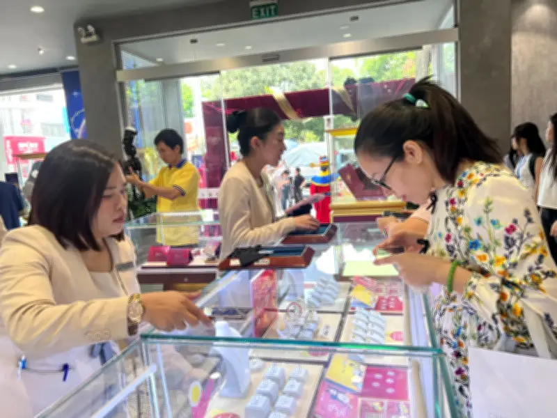 Người dân TP.HCM nhộn nhịp mua vàng cầu may trong ngày Vía Thần Tài