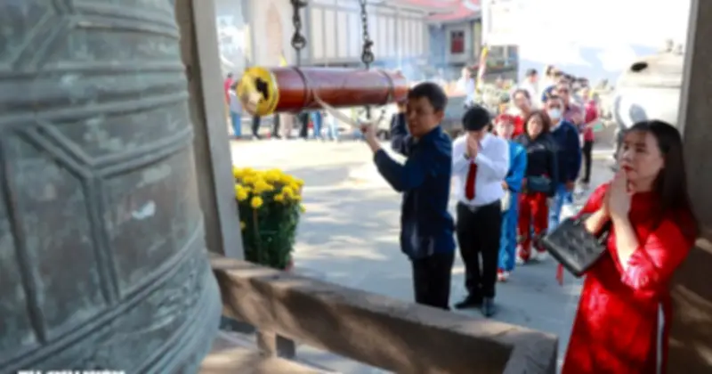 Người dân TP.HCM tấp nập đi lễ chùa đầu năm Tết Bính Ngọ 2026