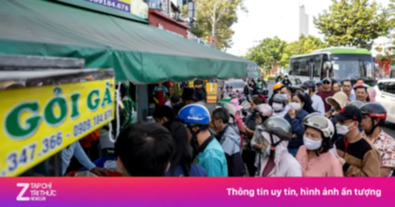 Người dân TP.HCM xếp hàng dài chờ mua gà cúng mùng 3 Tết