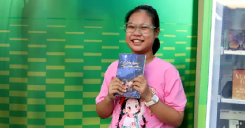 Người dân TP.HCM xếp hàng dài nhận lì xì không mệnh giá tại ATM sạch