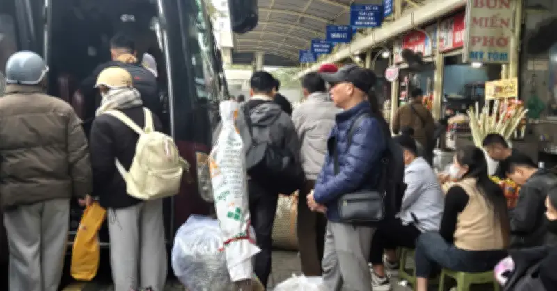 Người dân đổ về quê đón Tết sớm, bến xe Hà Nội tăng nhiệt