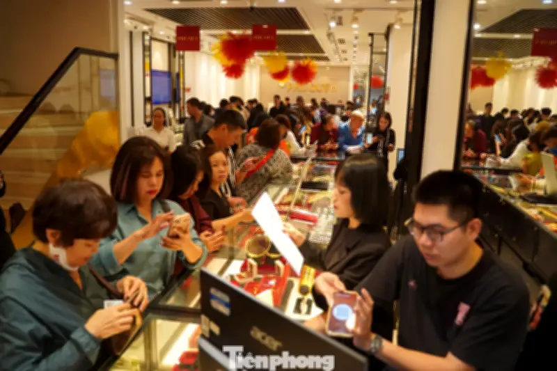 Người dân vẫn xếp hàng mua vàng dù giá tăng cao, chuyên gia cảnh báo rủi ro