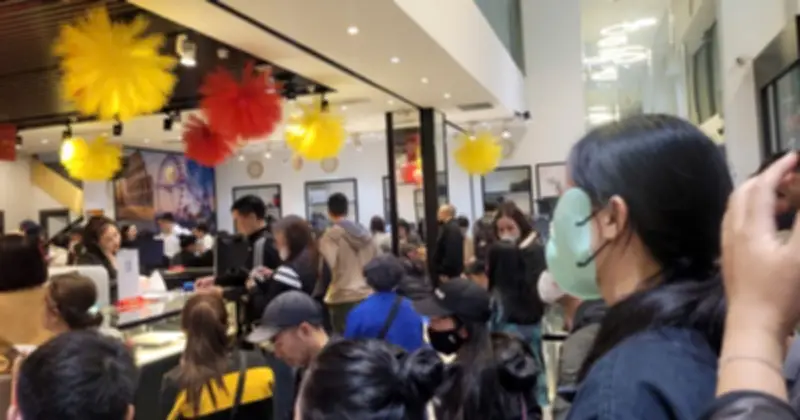 Người dân đổ xô mua bạc hình ngựa cầu may trước vía Thần Tài dù giá tăng