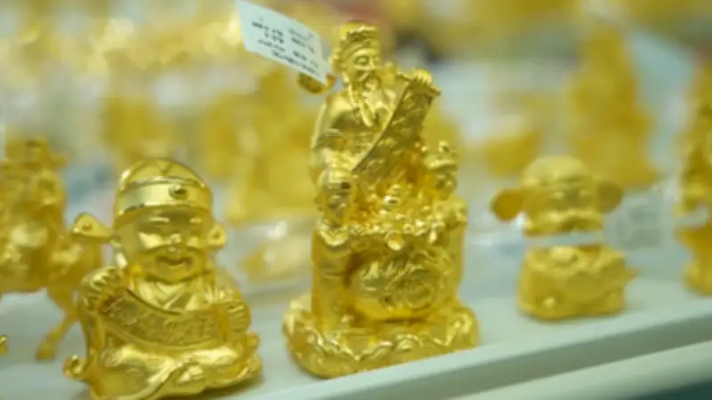 Người dân đổ xô mua vàng ngày vía Thần Tài dù giá neo cao, chuyên gia khuyến cáo