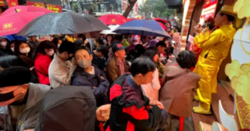 Người dân đổ xô mua vàng Thần Tài đầu năm bất chấp thời tiết mưa