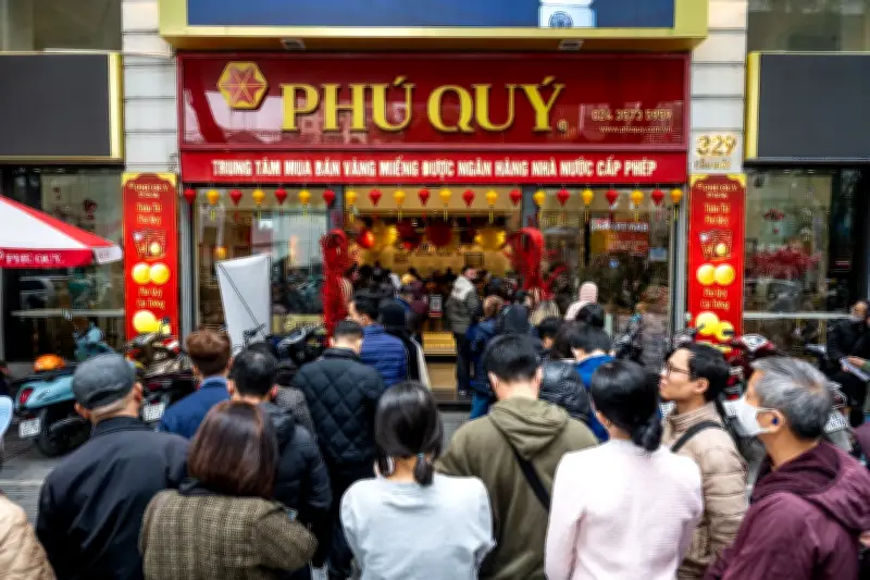 Người dân xếp hàng dài nghẹt thở để mua vàng ngày cận Tết Bính Ngọ
