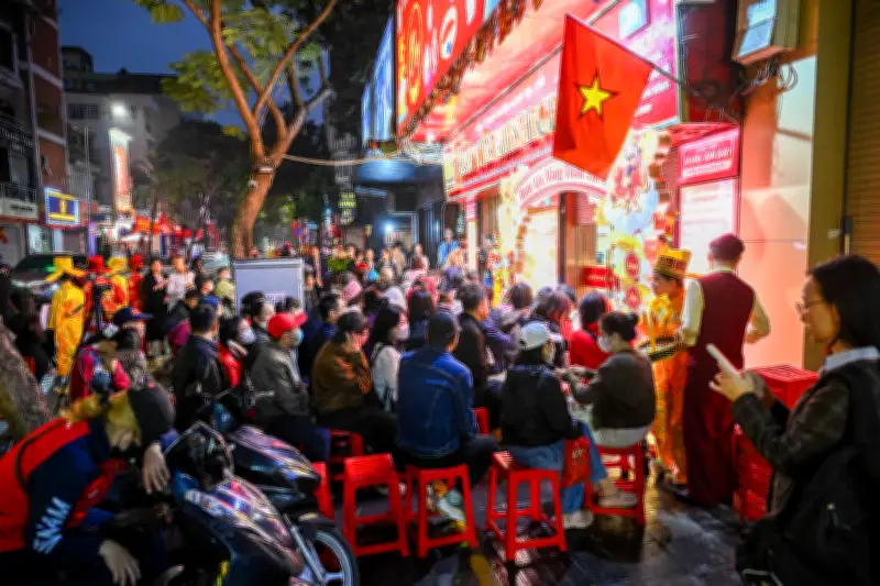 Người dân xếp hàng từ mờ sáng mua vàng, bạc ngày vía Thần Tài tại Hà Nội và TP HCM