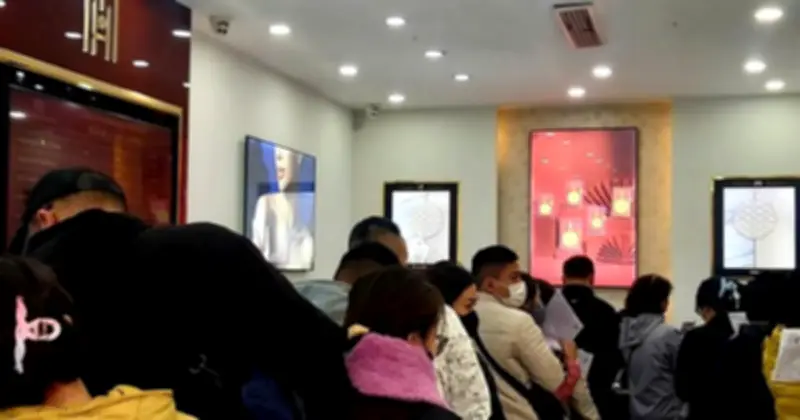 Người Hà Nội kiên trì xếp hàng mua vàng 0,1 chỉ dịp Tết Bính Ngọ 2026