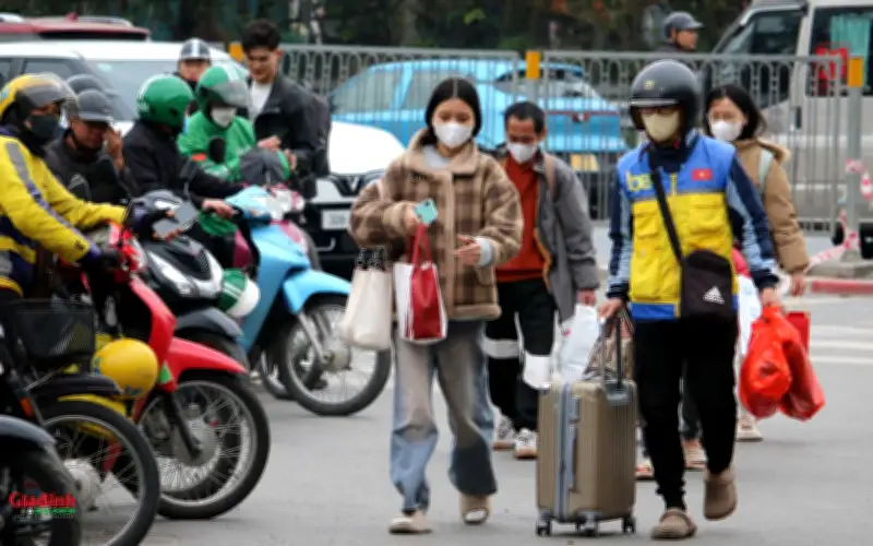 Người Hà Nội tay xách nách mang về quê đón Tết, giao thông ùn tắc cục bộ