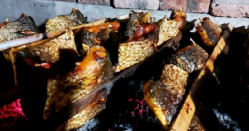 Người Hưng Yên tất bật chế biến đặc sản cá nướng Thái Xuyên phục vụ Tết