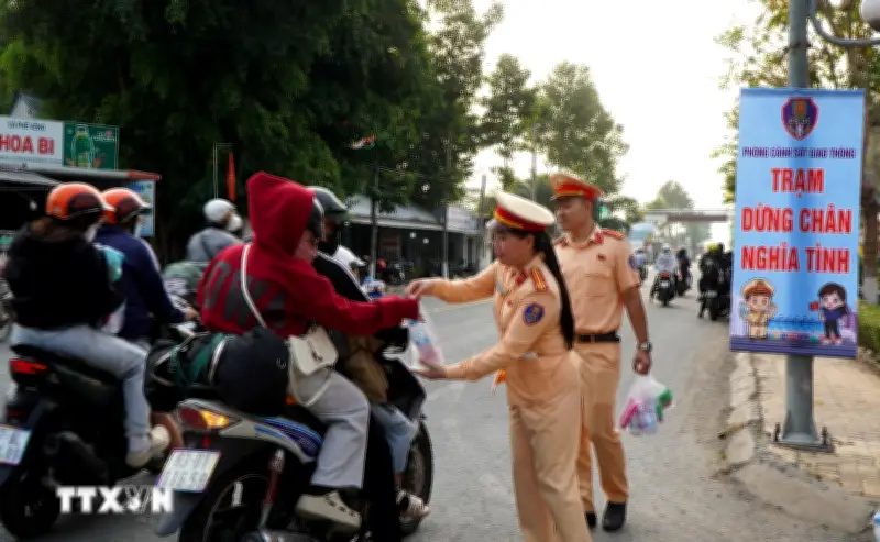 Người lao động đổ về quê đón Tết bằng xe máy, tăng đột biến trên các tuyến đường