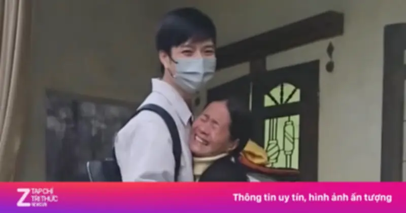 Người mẹ òa khóc khi con trai bất ngờ trở về từ Nhật Bản sau 3 năm xa cách
