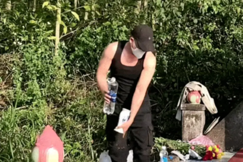 Người đàn ông 21 năm thủy chung thăm mộ tình đầu mỗi dịp Tết