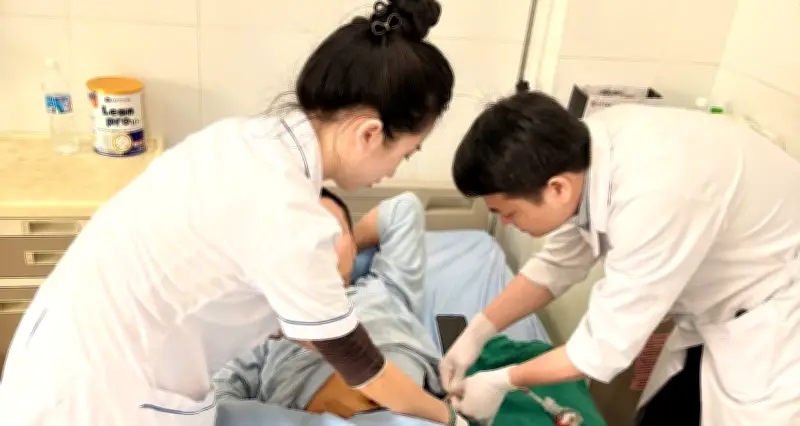 Người đàn ông 38 tuổi thoát chết sau tai nạn hy hữu: Cọc sắt xuyên hậu môn 30cm